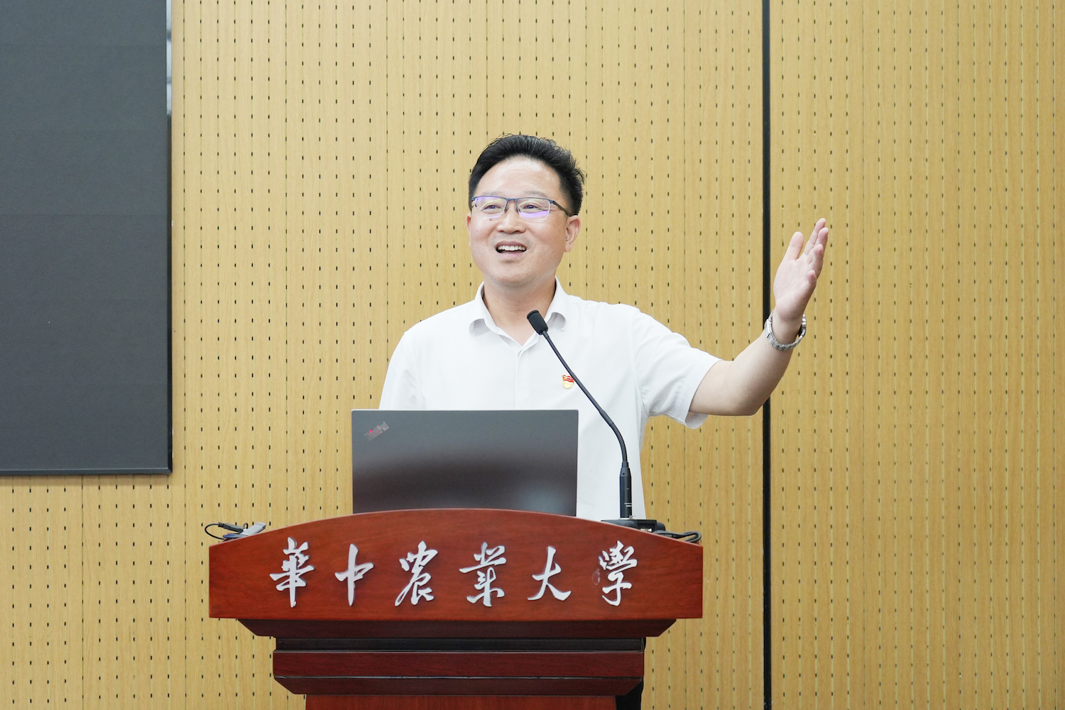 武汉市解放中学副董事长吴又存作主旨报告(记者 晏华华 摄)