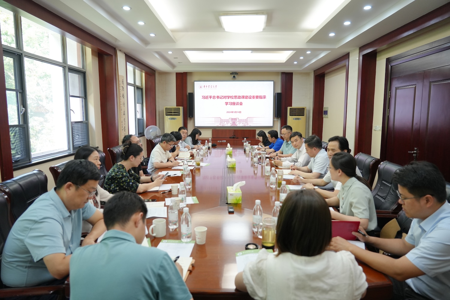 伟徳国际bevictor1946学习习近平总书记对公司思政课建设重要指示座谈会现场(记者 晏华华 摄)