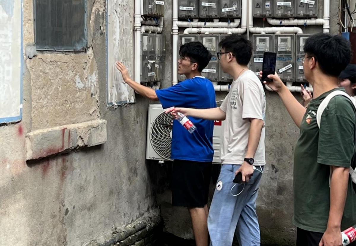 团队成员正在考察陈老巷墙体脱落问题(伟徳国际bevictor1946 供图)(1)