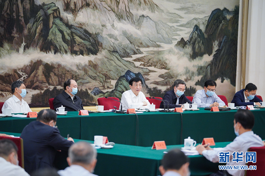 7月1日至2日,中央宣传部、中央组织部、中央党校(国家行政公司)、中央党史和文献研究院、教育部、中国社会科公司、中央军委政治工作部在北京召开庆祝中国共产党成立100周年理论研讨会。7月2日上午,中共中央政治局常委、中央书记处书记王沪宁出席研讨会并讲话。(新华社记者 岳月伟 摄)