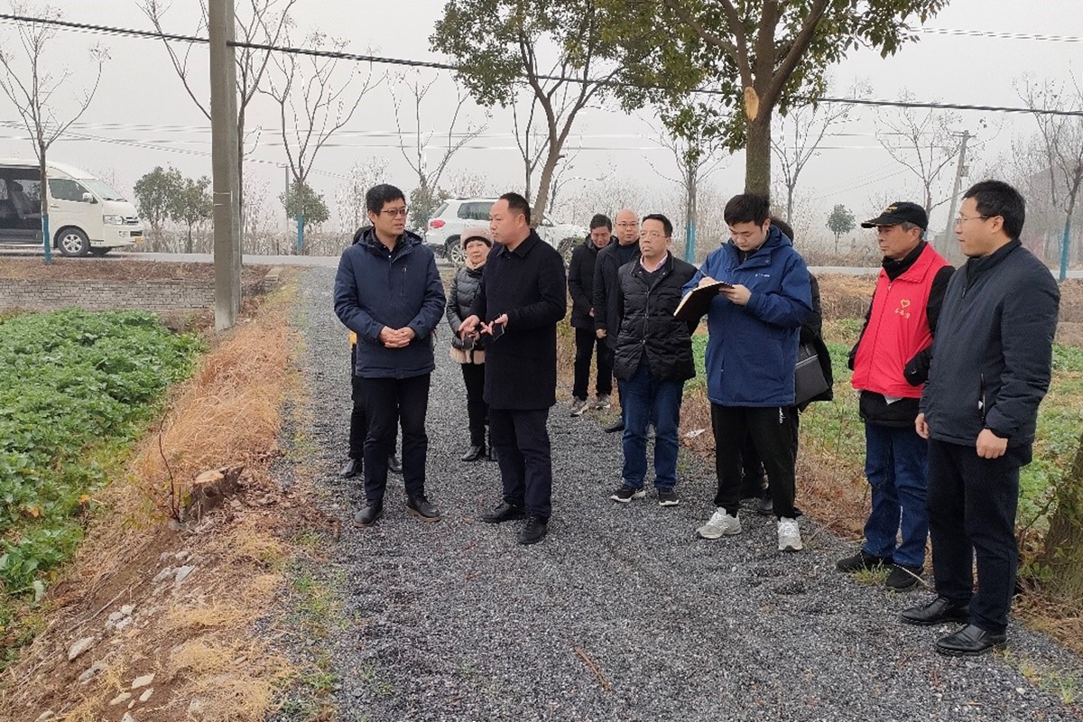植物科学技术公司范楚川教授为种植农户解答问题