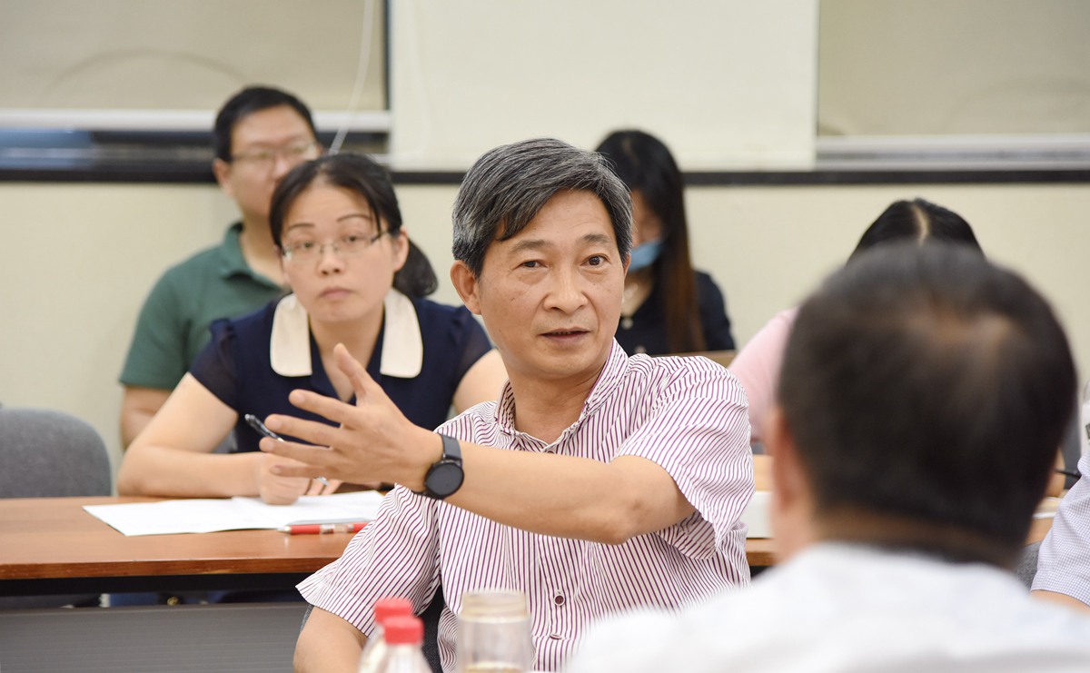 公司党委书记高翅与伟徳国际bevictor1946教师交流（匡敏 摄）_副本